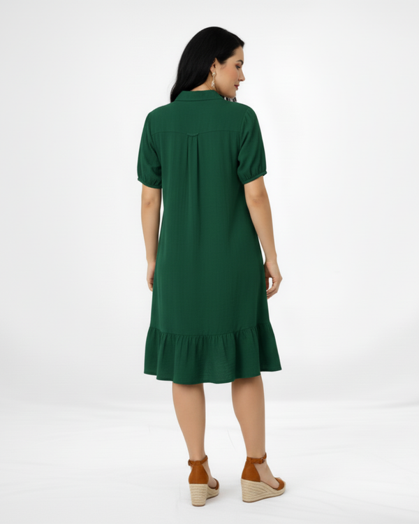Vestido corto verde tipo camisero con cuello de camisa, manga corta globo, botones al frente y volante en el ruedo, perfecto para salidas de día, paseos y reuniones casuales