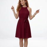 Vestido corto vinotinto con cuello halter, sin mangas y lazo en cintura, perfecto para fiestas, grados y eventos especiales