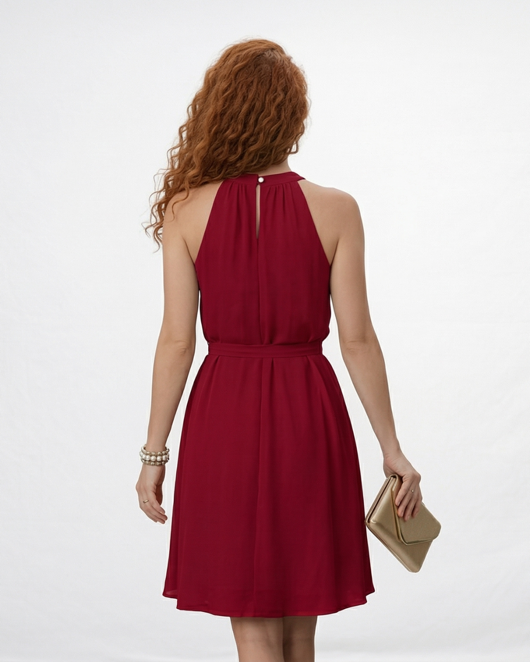 Vestido corto vinotinto con cuello halter, sin mangas y lazo en cintura, perfecto para fiestas, grados y eventos especiales