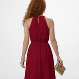 Vestido corto vinotinto con cuello halter, sin mangas y lazo en cintura, perfecto para fiestas, grados y eventos especiales