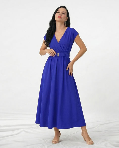 Vestido largo azul cruzado con escote en V, manga corta, cinturón con hebilla dorada y falda amplia con vuelo, ideal para matrimonios y eventos elegantes