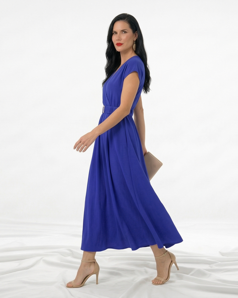 Vestido largo azul cruzado con escote en V, manga corta, cinturón con hebilla dorada y falda amplia con vuelo, ideal para matrimonios y eventos elegantes