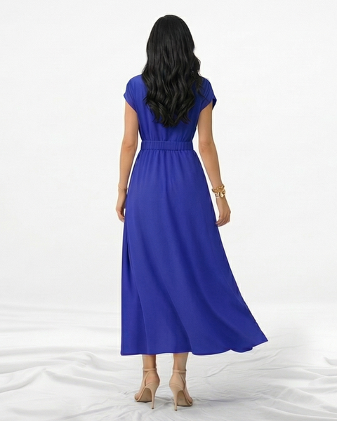 Vestido largo azul cruzado con escote en V, manga corta, cinturón con hebilla dorada y falda amplia con vuelo, ideal para matrimonios y eventos elegantes