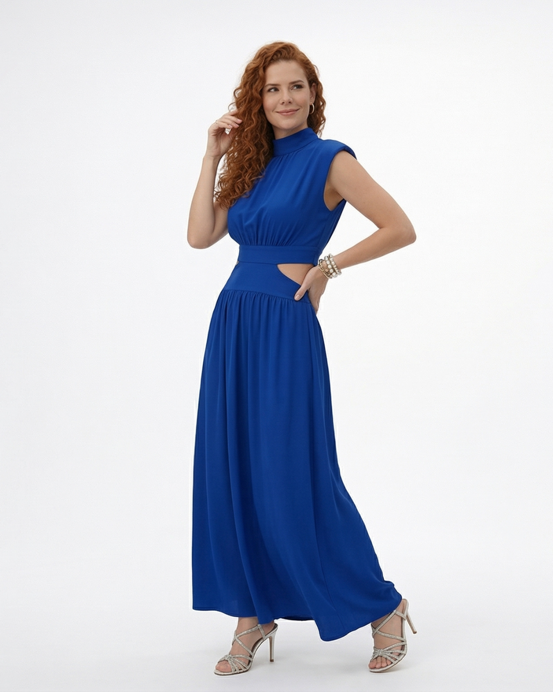 Vestido largo azul cuello alto con abertura cut out en cintura y falda acampanada fruncida, llamativo y elegante para fiestas, matrimonios y grados en Colombia