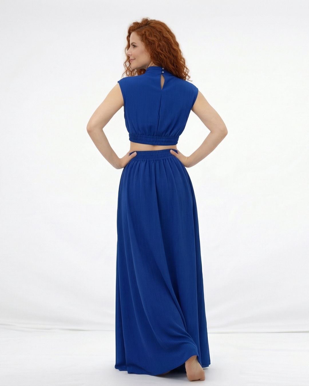 Vestido largo azul cuello alto con abertura cut out en cintura y falda acampanada fruncida, llamativo y elegante para fiestas, matrimonios y grados en Colombia