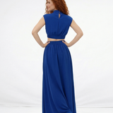 Vestido largo azul cuello alto con abertura cut out en cintura y falda acampanada fruncida, llamativo y elegante para fiestas, matrimonios y grados en Colombia