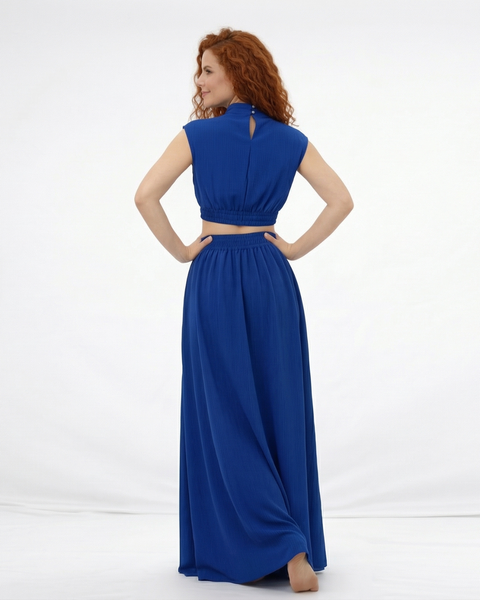 Vestido largo azul cuello alto con abertura cut out en cintura y falda acampanada fruncida, llamativo y elegante para fiestas, matrimonios y grados en Colombia