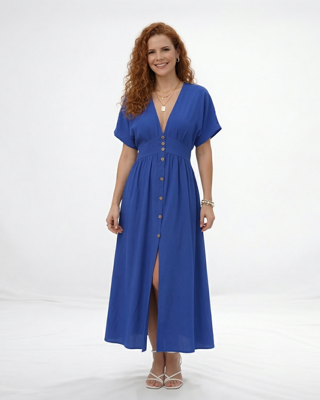 Vestido largo azul con escote en V profundo, botones al frente, manga corta y abertura en la falda, ideal para matrimonios de día y salidas elegantes