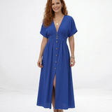 Vestido largo azul con escote en V profundo, botones al frente, manga corta y abertura en la falda, ideal para matrimonios de día y salidas elegantes