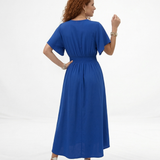 Vestido largo azul con escote en V profundo, botones al frente, manga corta y abertura en la falda, ideal para matrimonios de día y salidas elegantes