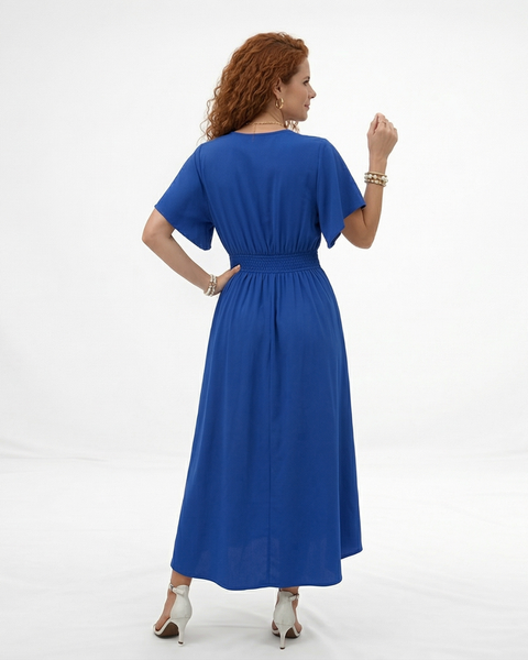 Vestido largo azul con escote en V profundo, botones al frente, manga corta y abertura en la falda, ideal para matrimonios de día y salidas elegantes