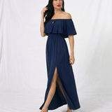 Vestido largo azul marino con hombros descubiertos, volante en el busto, cintura elástica y abertura frontal en la falda, perfecto para matrimonios, fiestas y eventos elegantes
