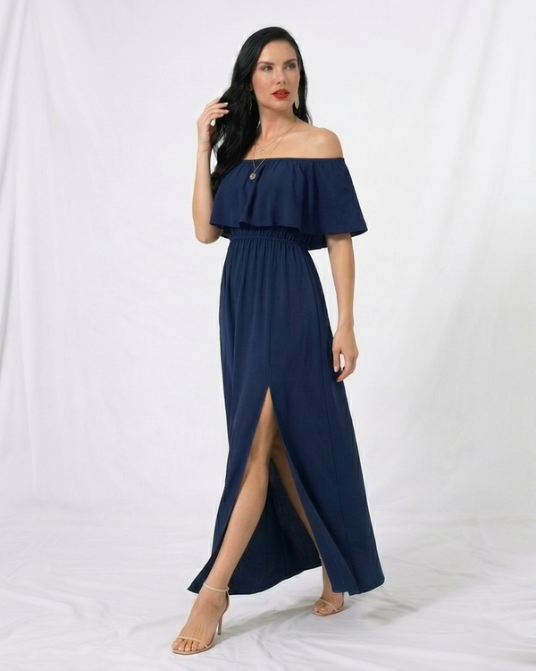 Vestido largo azul marino con hombros descubiertos, volante en el busto, cintura elástica y abertura frontal en la falda, perfecto para matrimonios, fiestas y eventos elegantes
