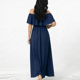 Vestido largo azul marino con hombros descubiertos, volante en el busto, cintura elástica y abertura frontal en la falda, perfecto para matrimonios, fiestas y eventos elegantes