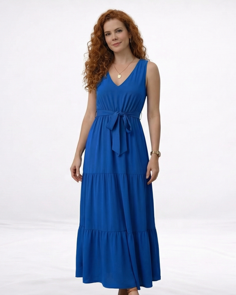 Vestido largo azul sin mangas con escote en V, lazo en cintura y falda escalonada con vuelo, ideal para matrimonios de día, salidas elegantes y eventos especiales
