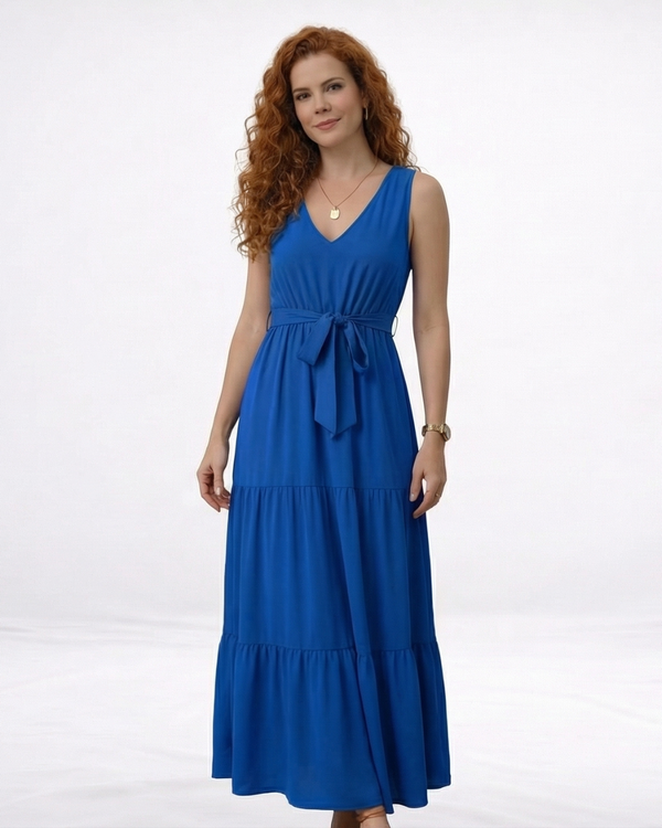 Vestido largo azul sin mangas con escote en V, lazo en cintura y falda escalonada con vuelo, ideal para matrimonios de día, salidas elegantes y eventos especiales