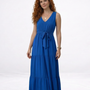 Vestido largo azul sin mangas con escote en V, lazo en cintura y falda escalonada con vuelo, ideal para matrimonios de día, salidas elegantes y eventos especiales