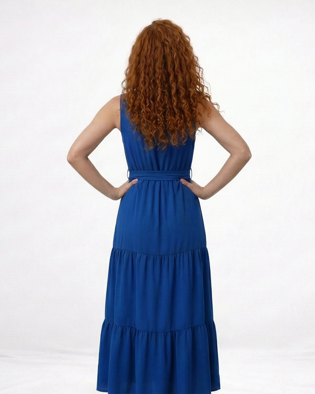 Vestido largo azul sin mangas con escote en V, lazo en cintura y falda escalonada con vuelo, ideal para matrimonios de día, salidas elegantes y eventos especiales