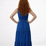 Vestido largo azul sin mangas con escote en V, lazo en cintura y falda escalonada con vuelo, ideal para matrimonios de día, salidas elegantes y eventos especiales