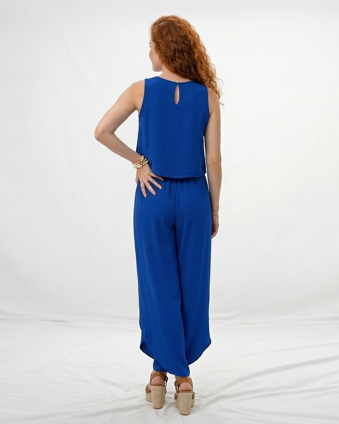 Vestido largo azul sin mangas cuello redondo con falda cruzada y abertura frontal, perfecto para fiestas, matrimonios y salidas elegantes en Colombia