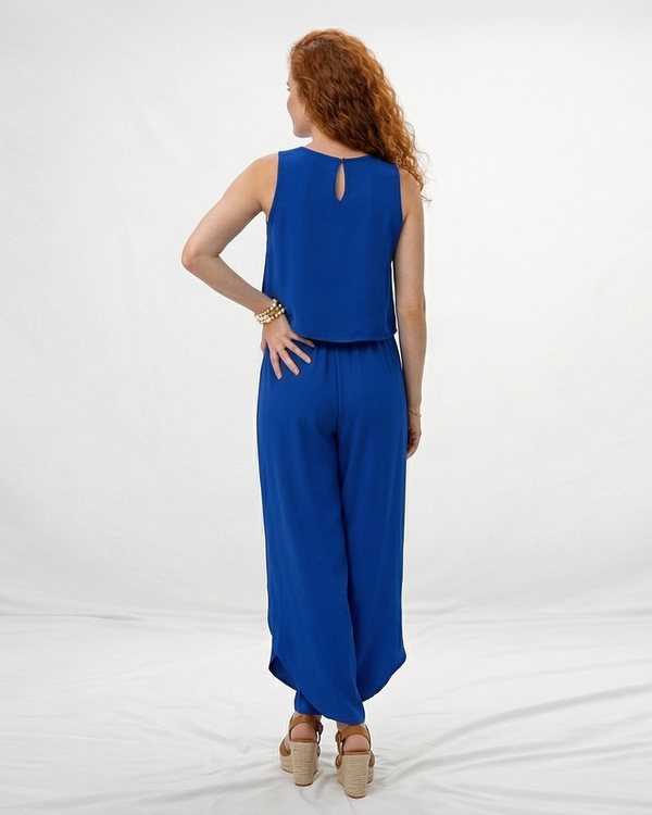 Vestido largo azul sin mangas cuello redondo con falda cruzada y abertura frontal, perfecto para fiestas, matrimonios y salidas elegantes en Colombia