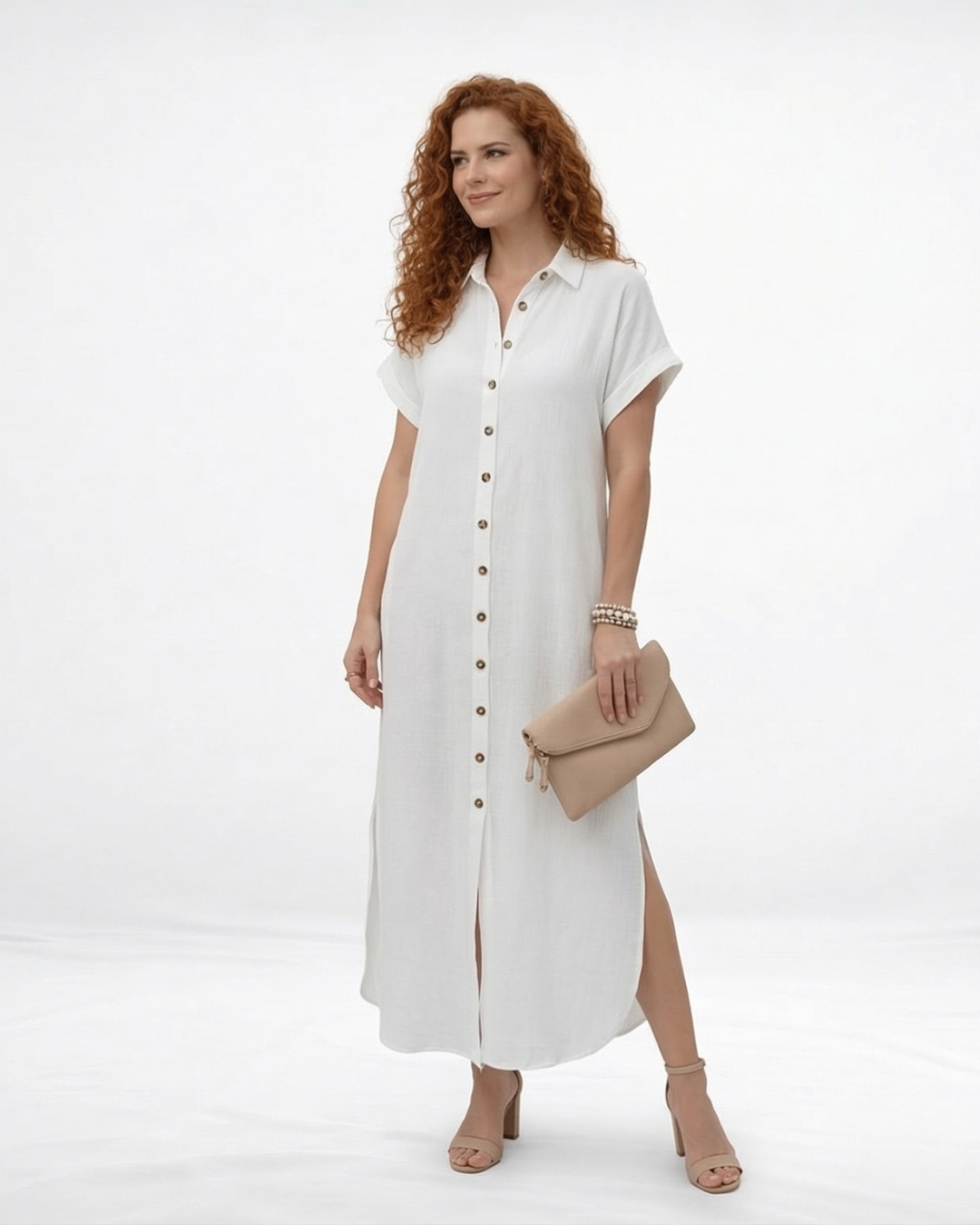 Vestido largo blanco tipo camisero con cuello de camisa, botones al frente, manga corta y abertura lateral, ideal para salidas casuales elegantes y días de calor