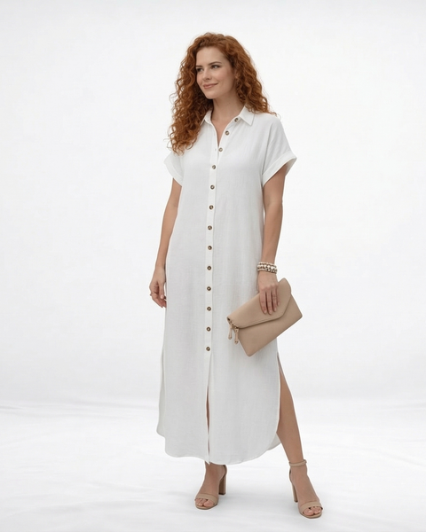 Vestido largo blanco tipo camisero con cuello de camisa, botones al frente, manga corta y abertura lateral, ideal para salidas casuales elegantes y días de calor
