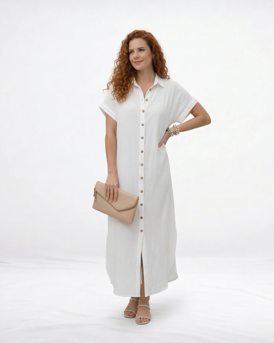 Vestido largo blanco tipo camisero con cuello de camisa, botones al frente, manga corta y abertura lateral, ideal para salidas casuales elegantes y días de calor