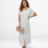 Vestido largo blanco tipo camisero con cuello de camisa, botones al frente, manga corta y abertura lateral, ideal para salidas casuales elegantes y días de calor