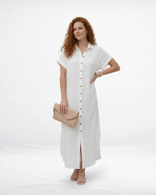 Vestido largo blanco tipo camisero con cuello de camisa, botones al frente, manga corta y abertura lateral, ideal para salidas casuales elegantes y días de calor