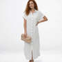Vestido largo blanco tipo camisero con cuello de camisa, botones al frente, manga corta y abertura lateral, ideal para salidas casuales elegantes y días de calor