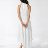 Vestido largo blanco con cuello halter fruncido, sin mangas, silueta suelta y ruedo asimétrico, ideal para matrimonios de día, grados y eventos especiales