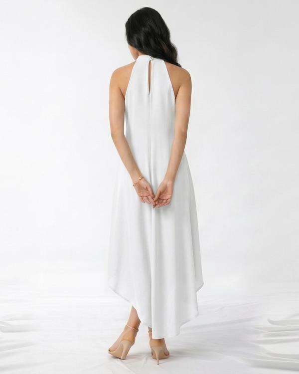 Vestido largo blanco con cuello halter fruncido, sin mangas, silueta suelta y ruedo asimétrico, ideal para matrimonios de día, grados y eventos especiales