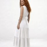 Vestido largo blanco sin mangas con escote en V, lazo en cintura y falda escalonada con vuelo, ideal para matrimonios de día, grados y eventos especiales