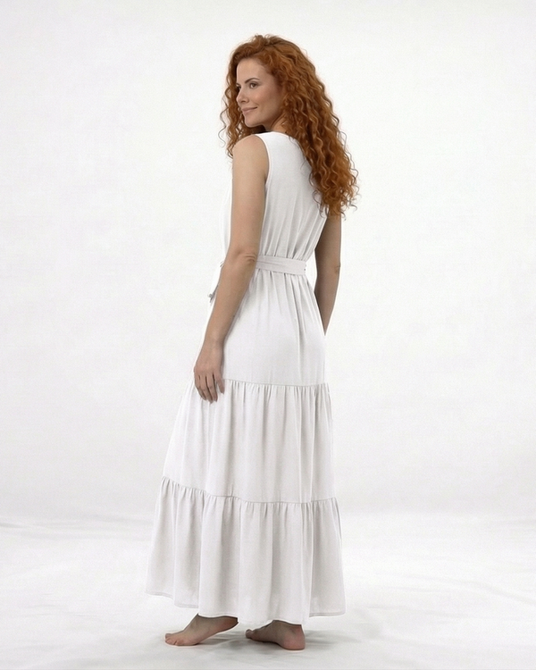 Vestido largo blanco sin mangas con escote en V, lazo en cintura y falda escalonada con vuelo, ideal para matrimonios de día, grados y eventos especiales