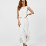 Vestido largo blanco sin mangas cuello redondo con falda cruzada y abertura frontal, elegante para matrimonios de día y salidas especiales en Colombia