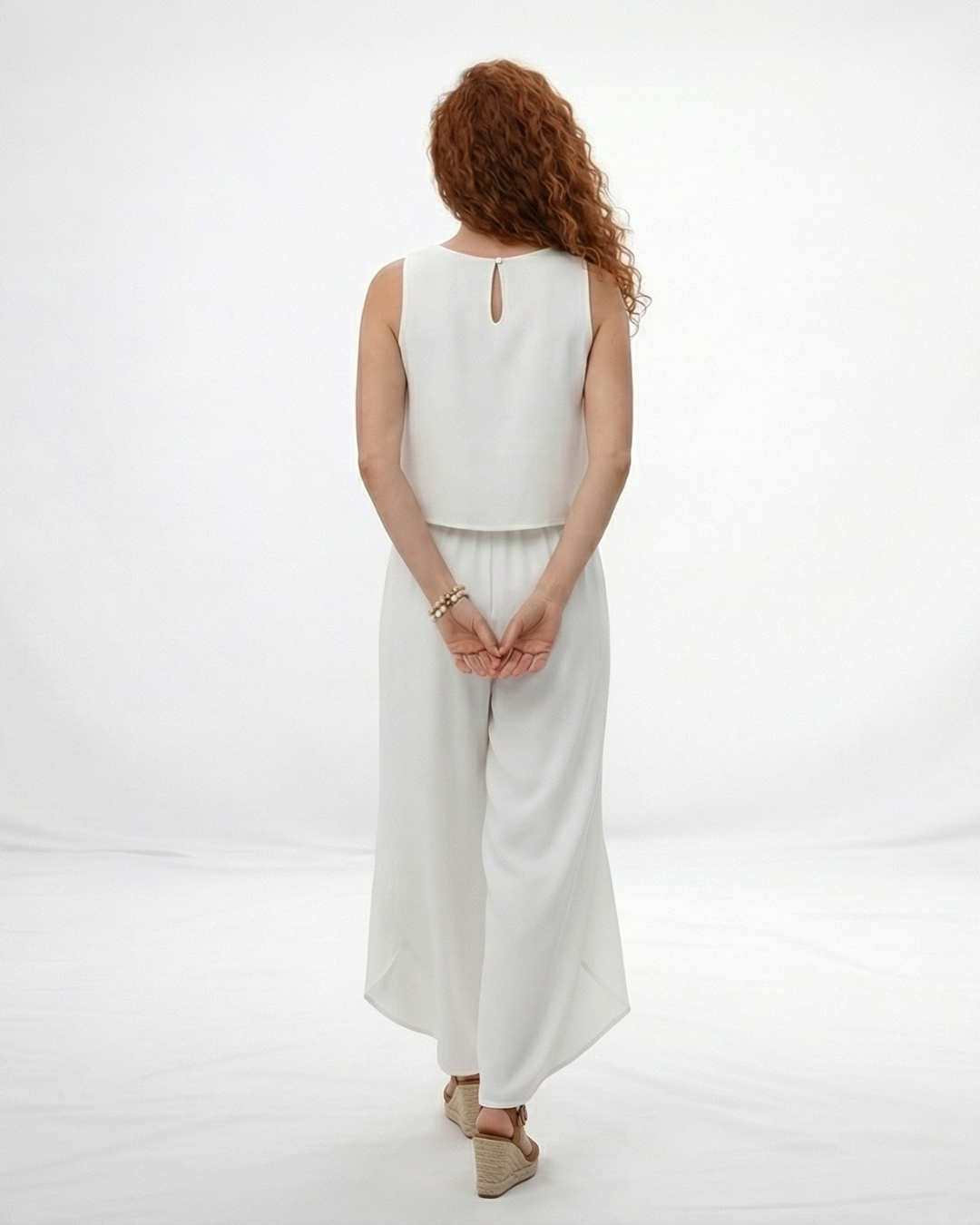 Vestido largo blanco sin mangas cuello redondo con falda cruzada y abertura frontal, elegante para matrimonios de día y salidas especiales en Colombia