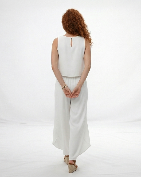 Vestido largo blanco sin mangas cuello redondo con falda cruzada y abertura frontal, elegante para matrimonios de día y salidas especiales en Colombia