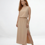Vestido largo beige sin mangas cuello redondo con cintura elástica y abertura lateral, elegante y cómodo para salidas, fiestas y matrimonios de día en Colombia