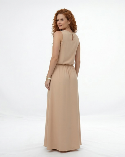 Vestido largo beige sin mangas cuello redondo con cintura elástica y abertura lateral, elegante y cómodo para salidas, fiestas y matrimonios de día en Colombia