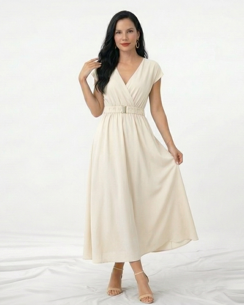 Vestido largo crema cruzado con escote en V, manga corta, cinturón con hebilla dorada y falda amplia con vuelo, perfecto para matrimonios de día, grados y celebraciones especiales
