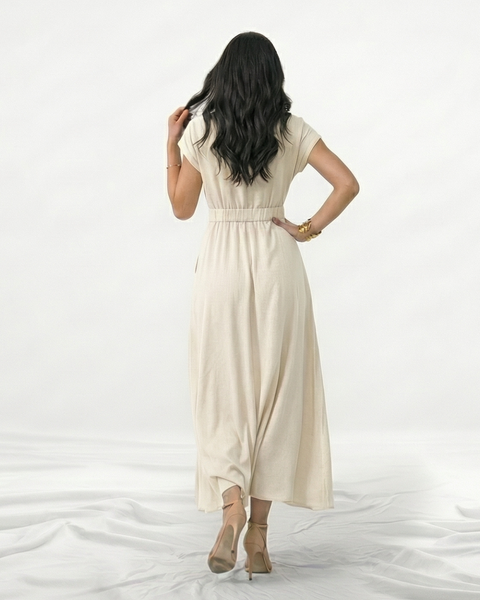 Vestido largo crema cruzado con escote en V, manga corta, cinturón con hebilla dorada y falda amplia con vuelo, perfecto para matrimonios de día, grados y celebraciones especiales