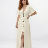 Vestido largo crema con escote en V profundo, botones al frente, manga corta y abertura en la falda, ideal para matrimonios de día, grados y eventos especiales