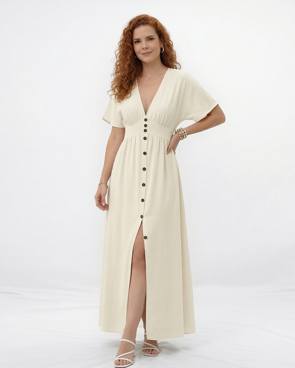 Vestido largo crema con escote en V profundo, botones al frente, manga corta y abertura en la falda, ideal para matrimonios de día, grados y eventos especiales