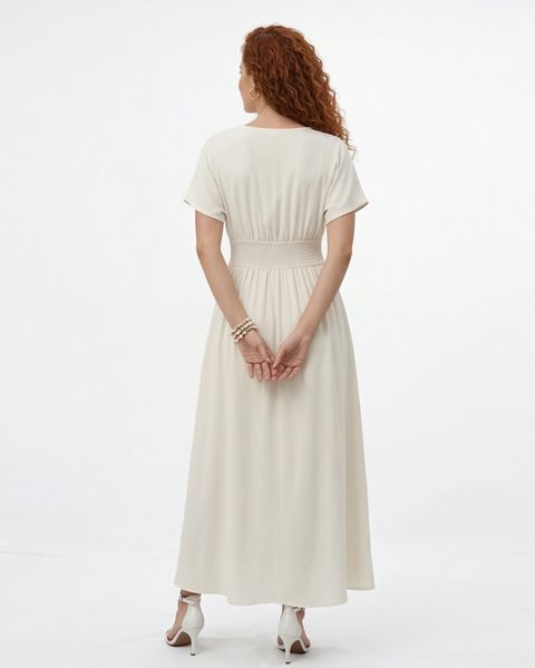Vestido largo crema con escote en V profundo, botones al frente, manga corta y abertura en la falda, ideal para matrimonios de día, grados y eventos especiales