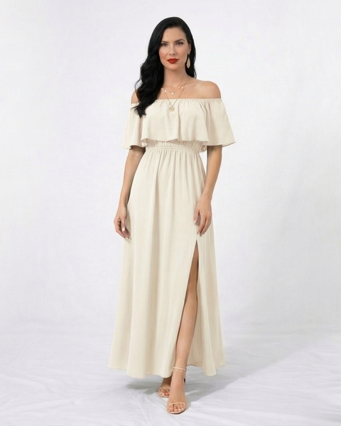 Vestido largo crema con hombros descubiertos, volante en el busto, cintura elástica y abertura frontal en la falda, ideal para matrimonios de día, grados y eventos especiales