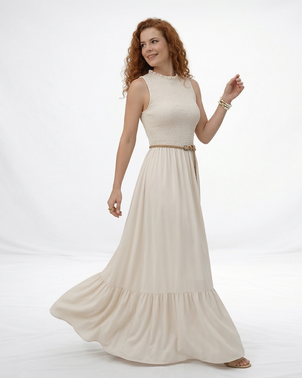 Vestido largo crema sin mangas con cuerpo fruncido, cuello alto y falda larga con volante escalonado, ideal para matrimonios de día, grados y eventos especiales