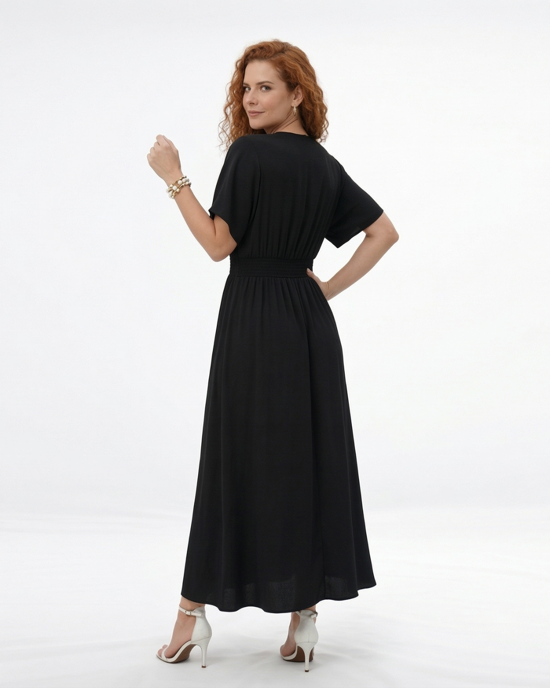 Vestido largo negro con escote en V profundo, botones al frente, manga corta y abertura en la falda, elegante y versátil para eventos formales y salidas de noche