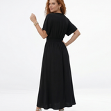 Vestido largo negro con escote en V profundo, botones al frente, manga corta y abertura en la falda, elegante y versátil para eventos formales y salidas de noche