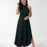 Vestido largo negro con cuello halter fruncido, sin mangas, silueta suelta y ruedo asimétrico con abertura lateral, perfecto para eventos formales y salidas de noche
